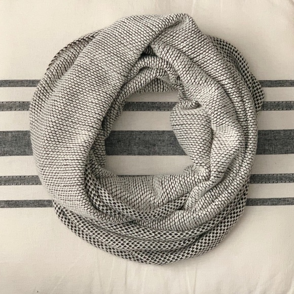 H&M Accessories - H&M Infinity Scarf 🧣